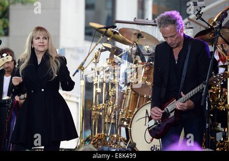 New York, NY, USA. 9. Oktober 2014. Stevie Nicks und Lindsey Buckingham von Fleetwood Mac auf der Bühne für NBC-heute-SHOW-Konzert mit FLEETWOOD MAC, Rockefeller Plaza, New York, NY 9. Oktober 2014. Bildnachweis: Lee/Everett Collection/Alamy Live-Nachrichten Stockfoto