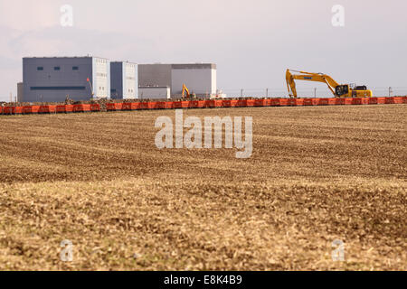 Hinkley Punkt C Somerset, UK. 9. Oktober 2014. Blick über Ackerland Bauarbeiten am neuen Hinkley Punkt "C" Nuclear Power Station Schritte einen Gang höher, nachdem die Europäische Union die £ 24,5 Milliarden-Projekt genehmigt. Im Hintergrund sehen den aktuellen Hinkley Point 'B' und Decommisioned 'A'. Stockfoto