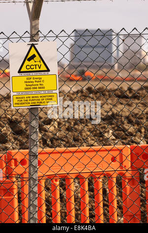 Hinkley Punkt C Somerset, UK. 9. Oktober 2014. Sicherheit CCTV überwacht den Umfang der neuen EDF Energy Hinkley Point "C" Nuclear Power Station, nachdem die Europäische Union die £ 24,5 Milliarden-Projekt genehmigt. Im Hintergrund sehen den aktuellen Hinkley Point 'B' und Decommisioned 'A'. Stockfoto