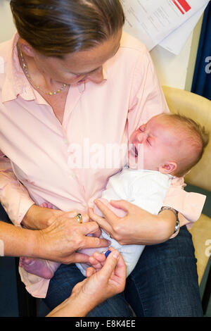 DTap-IPV Hib & PCV Immunisierung / Impfung / jab / aus einer Spritze in 8 / 9 acht / neun Wochen alten Baby Oberschenkel / Bein Stockfoto