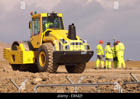 Somerset, UK. 9. Oktober 2014. Bauarbeiten am neuen Hinkley Point "C" Nuclear Power Station Schritte einen Gang höher, nachdem die Europäische Union die £ 24,5 Milliarden-Projekt genehmigt. Vermesser treffen sich auf der westlichen Seite von dem weitläufigen Gelände neben einem riesigen Walze Fahrzeug. Stockfoto