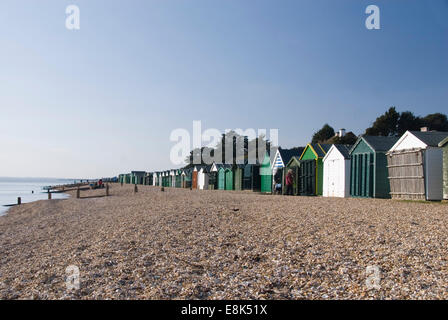 Eine Reihe von Strandhütten säumen den steinigen Strand bei Lee auf Solent, Hampshire, UK Stockfoto