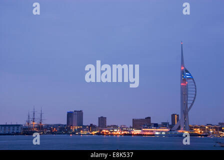 Portsmouth Harbour, UK 7. April 2013: The Spinnaker Tower, Gunwharf Quays und HMS Warrior nachts beleuchtet Stockfoto