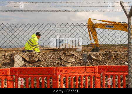 Hinkley Punkt C Somerset, UK. 9. Oktober 2014. Bauarbeiten am neuen Hinkley Point "C" Nuclear Power Station Schritte einen Gang höher, nachdem die Europäische Union die £ 24,5 Milliarden-Projekt genehmigt. Eine Konstruktion Arbeit markiert eine Umfrage auf einem Perimeter-Damm mit der bestehenden Hinkley Point B Kernkraftwerk im Hintergrund zeigen. Stockfoto