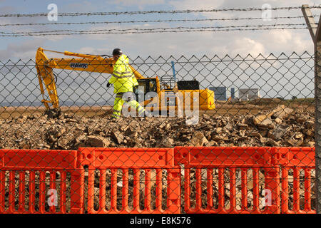 Hinkley Punkt C Somerset, UK. 9. Oktober 2014. Bauarbeiten am neuen EDF Energy Hinkley Point "C" Nuclear Power Station Schritte einen Gang höher, nachdem die Europäische Union die £ 24,5 Milliarden-Projekt genehmigt.  Ein Bauarbeiter geht es vorbei an der aktuellen Hinkley Point 'B'-Kernkraftwerk im Hintergrund. Stockfoto