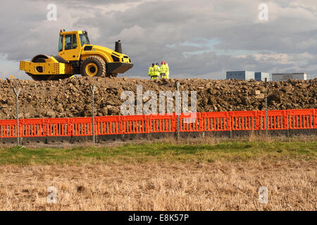 Hinkley Punkt C Somerset, UK. 9. Oktober 2014. Bauarbeiten am neuen EDF Energy Hinkley Point "C" Nuclear Power Station Schritte einen Gang höher, nachdem die Europäische Union die £ 24,5 Milliarden-Projekt genehmigt. Ein Umfrage-Team treffen sich mit den aktuellen Hinkley Point 'B' und Decommisioned 'A' im Hintergrund. Stockfoto