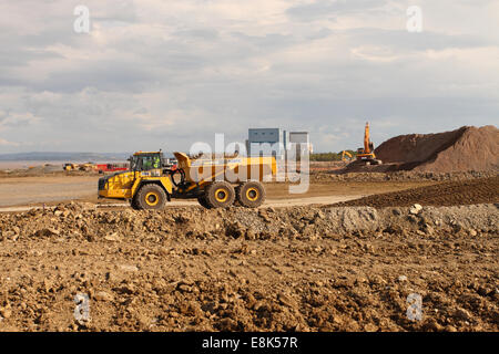 Hinkley Punkt Somerset, UK. 9. Oktober 2014. Bauarbeiten am neuen EDF Energy Hinkley Point "C" Nuclear Power Station Schritte einen Gang höher, nachdem die Europäische Union die £ 24,5 Milliarden-Projekt genehmigt. Eine gigantische Muldenkipper geht vor der bestehenden Atomkraftwerk Hinkley Punkt B. Stockfoto