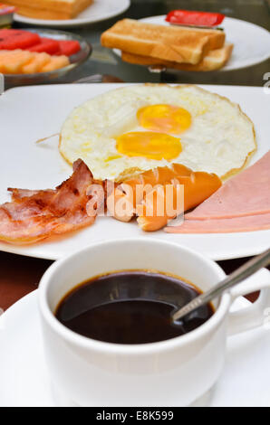 Amerikanisches Frühstück, Kaffee, gebratenes Ei, Wurst, Schinken, Speck Stockfoto