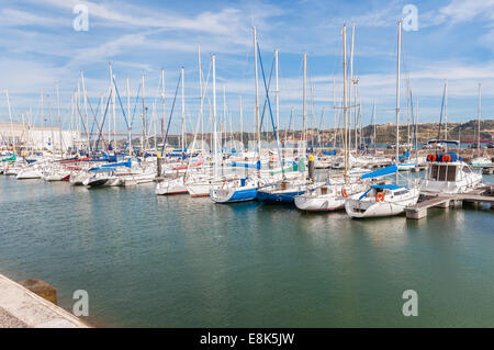 Blick auf Lissabon Marina in Belem Viertel mit Hängebrücke im Hintergrund Stockfoto