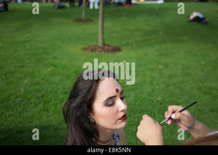 Asiatische Modell hat ihr fertig machen mein Make up Künstler vor einem Foto schiesst Jubilee Gardens. Der South Bank, London, UK. Stockfoto