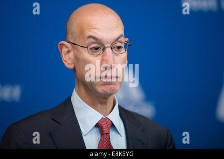 Berlin, Deutschland. 8. Oktober 2014. NBA-Kommissar Adam Silver spricht während einer Pressekonferenz vor dem Spiel der NBA Global Games zwischen Alba Berlin und San Antonio Spurs in der O2 World in Berlin, Deutschland, 8. Oktober 2014. Foto: Lukas Schulze/Dpa/Alamy Live News Stockfoto