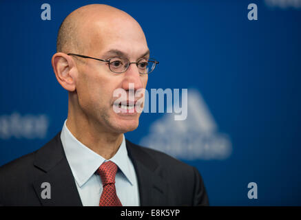 Berlin, Deutschland. 8. Oktober 2014. NBA-Kommissar Adam Silver spricht während einer Pressekonferenz vor dem Spiel der NBA Global Games zwischen Alba Berlin und San Antonio Spurs in der O2 World in Berlin, Deutschland, 8. Oktober 2014. Foto: Lukas Schulze/Dpa/Alamy Live News Stockfoto