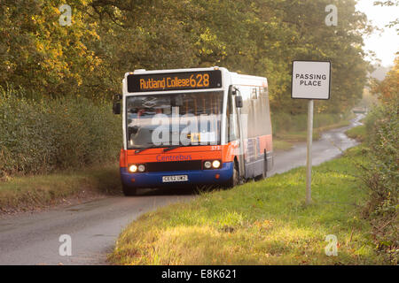 Leicestershire Landstraßen. 9. Oktober 2014.  Neue Zahlen von der Abteilung für Transport zeigen, dass im Durchschnitt drei Menschen jeden Tag auf Großbritanniens Straßen was, dass Autofahrer 11mal wahrscheinlicher sterben bedeutet zu sterben bei einem Autounfall auf der Landstraße als eine Autobahn. Landstraßen präsentieren unterschiedliche treibende Gefahren, die im Vergleich zu den Gefahren, die auf einer Straße gefunden. Landwirtschaftliche Fahrzeuge, Nutztiere, rutschigen wegen Laub auftreten zu diesem Zeitpunkt des Jahres plus viel mehr.  Bildnachweis: Jim Harrison/Alamy Live-Nachrichten Stockfoto