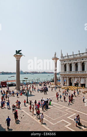 Spalten der Löwe von St. Markus und St. Theodor und Biblioteca Marciana mit Blick aufs Meer Venedig Italien Collonne di Marco e Todaro Stockfoto