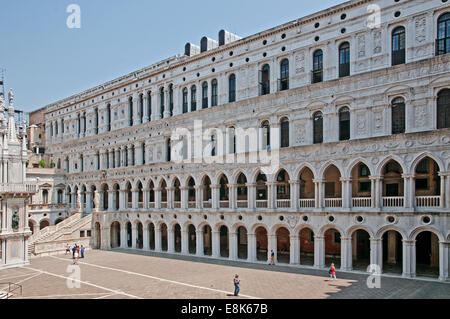 Innenhof der Dogenpalast oder Palazzo Reale mit Marmortreppe in Venedig Italien Stockfoto