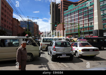 Verkehrsstaus, verursacht von den Fahrern nicht zu gehorchen, Ampeln und Verkehrsregeln, La Paz, Bolivien Stockfoto