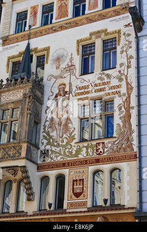 Ein schönes Bild von St. Wenceslas zu Pferd an der Fassade des Hauses der Storch in der Altstädter Ring, Prag, Tschechische Republik. Stockfoto