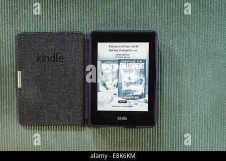 Ein Papier Weiß Kindle-Reader auf grünem Cord liegen. Offen für eine Buch-Werbung, eingeschaltet. USA. Stockfoto