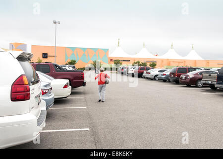 Das Outlet Shoppes in Oklahoma City, Oklahoma, USA zeigt Shopper und die Mall vom Parkplatz. Stockfoto