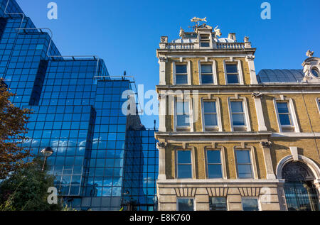 Alte Gebäude Billingsgate Markt und Nord- und Shell Gebäude Fluss Themse London Stockfoto