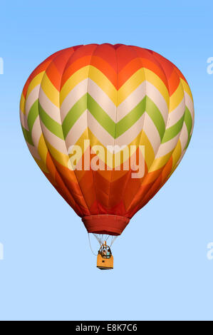 Heißluft-Ballon schwebt vor blauem Himmelshintergrund Stockfoto