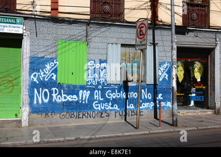 "Du sollst nicht stehlen! Die Regierung mag keine Konkurrenz "Grafitti an Wand der Barbiere, La Paz, Bolivien Stockfoto