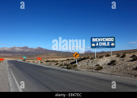 Willkommen in Chile-Zeichen neben dem Highway 11 zwischen Tambo Quemado und Chungara Grenzkontrollen auf Bolivien / Chile Grenze Stockfoto