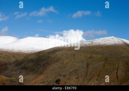 Die schneebedeckten Gipfel der Fairfield St Sunday Crag und Lakelandpoeten vom Helm Crag über Grasmere Cumbria England Stockfoto