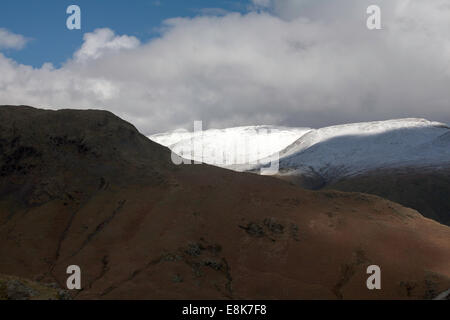 Sturm und Dusche Wolken über den Schnee begrenzt Gipfel des Lakelandpoeten vom Helm Crag über Grasmere Cumbria England Stockfoto