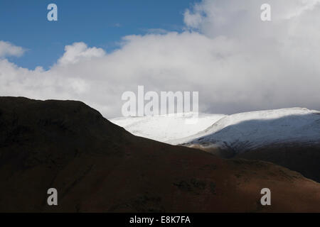 Sturm und Dusche Wolken über den Schnee begrenzt Gipfel des Lakelandpoeten vom Helm Crag über Grasmere Cumbria England Stockfoto