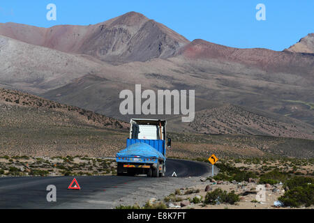 Abgebrochener LKW auf dem Highway 11 zwischen Tambo Quemado und Chungara Grenzkontrollen an Bolivien / Chile Grenze. Fahrzeug fährt in Richtung Chile. Stockfoto