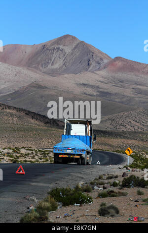 Abgebrochener LKW auf dem Highway 11 zwischen Tambo Quemado und Chungara Grenzkontrollen an Bolivien / Chile Grenze. Fahrzeug fährt in Richtung Chile. Stockfoto