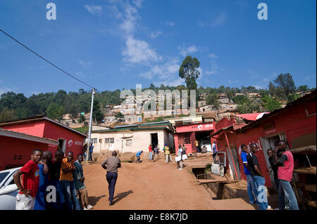 Ruanda, KIGALI: Straßenszenen in Ruandas Hauptstadt. Menschen, Nachbarschaften, Geschäfte, Hügel, Strom. Stockfoto