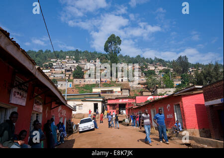 Ruanda, KIGALI: Straßenszenen in Ruandas Hauptstadt. Menschen, Nachbarschaften, Geschäfte, Hügel, Strom. Stockfoto