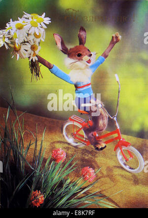 Reproduktion von antiken Postkarte zeigt Kaninchen auf die Bicicle mit Bouket von Blumen, ca. 1985, USSR. 2. Dezember 2009. © Igor Golovniov/ZUMA Wire/ZUMAPRESS.com/Alamy Live-Nachrichten Stockfoto