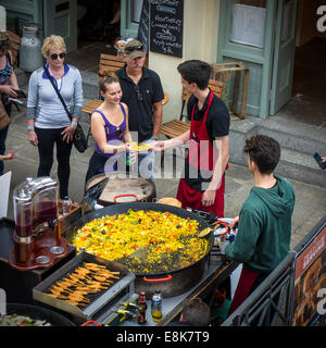 Serviert frisch gekocht Essen Londoner Covent Garden Markt Gemüse Paella Stockfoto