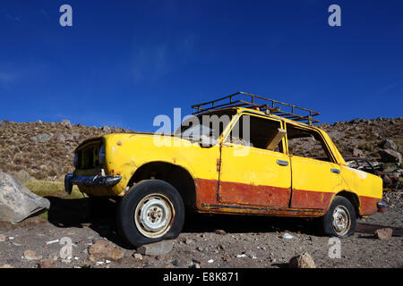 Aufgegeben, gelbes Auto Rost außerhalb Dorf im Gebirge, Chile Stockfoto