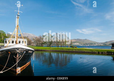 Boot am Caledonian Canal bei Corpach nr Fort William Highland Schottland Blick auf Loch Linnhe & Ben Nevis Stockfoto