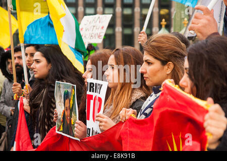 London, UK. 9. Oktober 2014.  Britische Kurden demonstrieren auf Westminster Bridge in gegen ISIS und fordern, daß Großbritannien und der Türkei ihnen helfen sich gegen die Dschihad-Bewegung zu verteidigen. Bildnachweis: Paul Davey/Alamy Live-Nachrichten Stockfoto