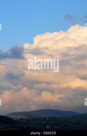 Aberystwyth, Wales, UK. 9. Oktober 2014.  Abendlicht beleuchtet dramatische Wolken über die Cambrian Mountains in der Nähe von Aberystwyth, Wales, Vereinigtes Königreich, wie die plötzlichen Herbstregen weiter. Bildnachweis: John Gilbey/Alamy Live-Nachrichten Stockfoto