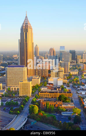 Skyline von Atlanta, Georgia: Spektakuläre Aussicht auf die Skyline von Atlanta, Georgia bei Sonnenaufgang. Alle Logos wurden entfernt. Stockfoto