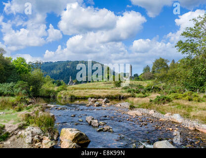 Irland Landschaft. Die alte Klostersiedlung von Glendalough, Grafschaft Wicklow, Republik Irland Stockfoto