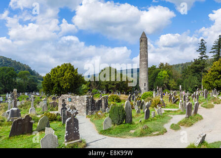 Friedhof und Rundturm in der alten Klostersiedlung Glendalough, County Wicklow, Irland Stockfoto