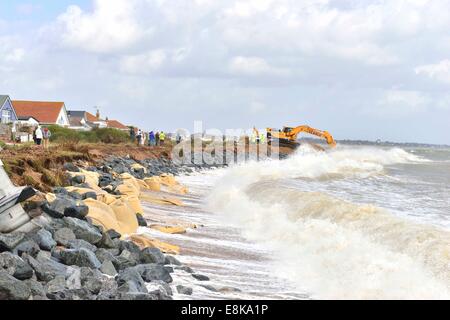 Stürme das Meer am Strand bis zu den Häusern entlang Pagham Beach.For Pfund am zweiten Tag, den die herbstlichen stürmen den Kiesstrand geschlagen haben, weiter erodieren und es ist jetzt nur Meter von Wohnhäusern. Fremdfirmen arbeiten wütend gegen die hohen Gezeiten und der Onshore-Wind. Bildnachweis: Gary Blake/Alamy Live-Nachrichten Stockfoto