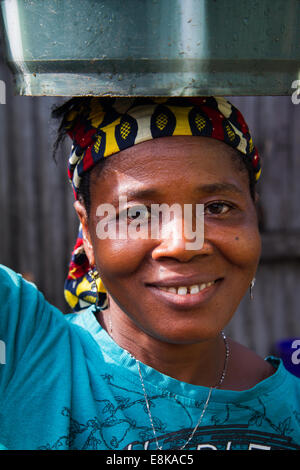 Frau von Kroo Bay mit Eimer auf dem Kopf, Freetown, Sierra Leone. Foto © Nil Sprague Stockfoto