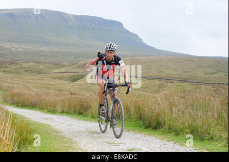 Fahrer in den drei Gipfeln Cyclocross-Rennen mit Pen-y-Gent im Hintergrund Stockfoto