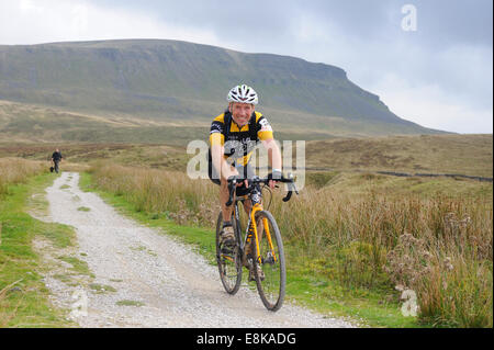 Fahrer in den drei Zinnen Cyclocross Rennen mit Pen-y-Gent im Hintergrund Stockfoto