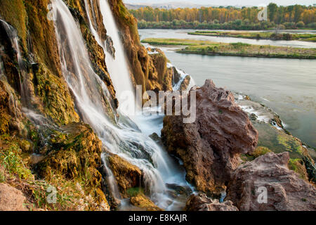 Wasser fällt auf kleiner Bach fließt in Snake River in Idaho. Stockfoto