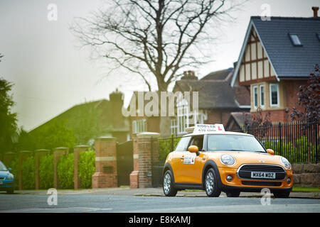 Driving Instructor Riddler Schule der Motorisierung von Robert Ridley Kursleiter Riddler Fahrschule der Motorisierung von Robert Ridley Stockfoto