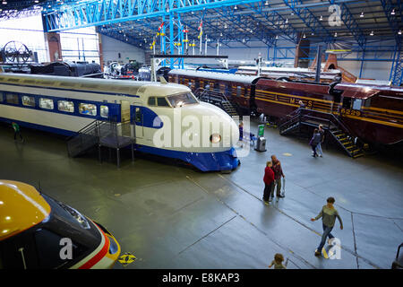 Eine japanische 0 Serie Shinkansen (Nr. 22-141) auf dem Display in der großen Halle National Railway Museum in York Yorkshire UK Stockfoto